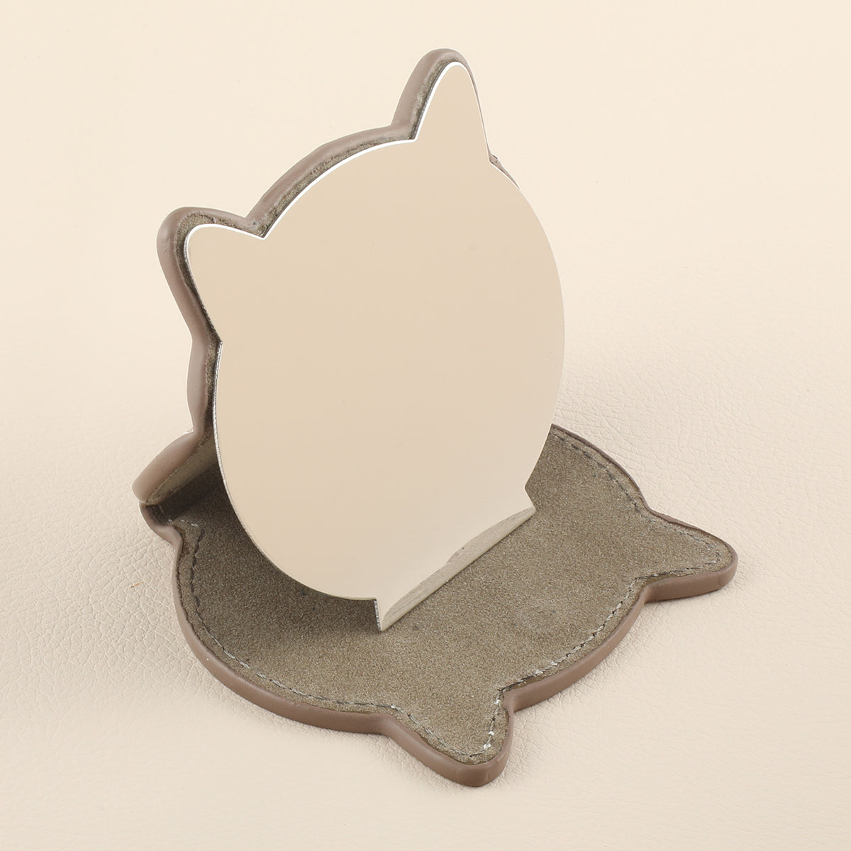 A 75* 80mm silver plated stainless steel cosmetic mirror, one side is normal and the other side is doubled in magnification. Available in khaki, black, and pink. You can also customize your own pattern and logo