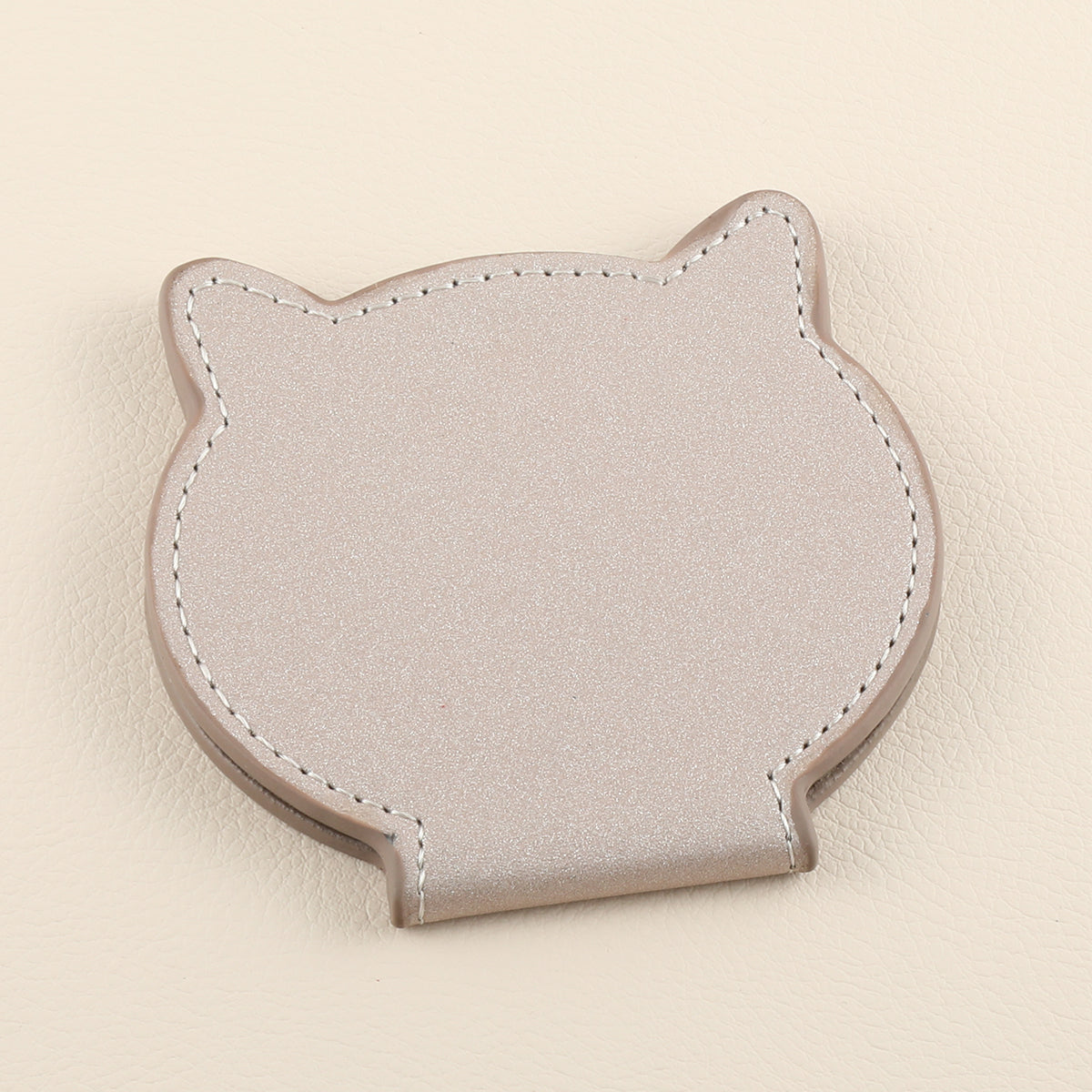 A 75* 80mm silver plated stainless steel cosmetic mirror, one side is normal and the other side is doubled in magnification. Available in khaki, black, and pink. You can also customize your own pattern and logo