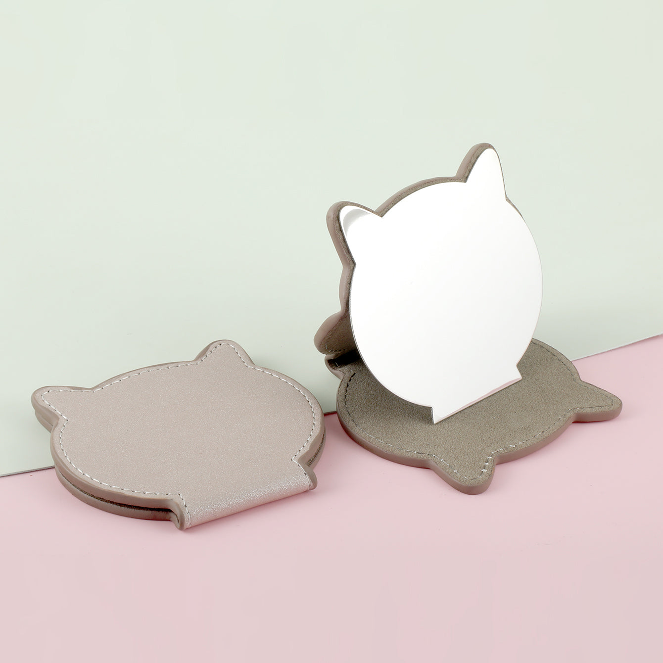 Round leather shell stainless steel single-sided mirror, 75*80mm, with letter printing, can be customized, the color is available in pink and khaki.