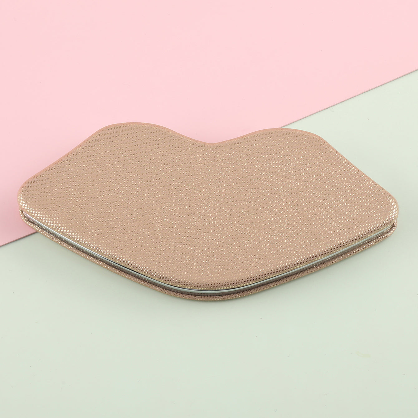 The silver plated limp-shaped loose powder mirror has a size of 120 mm. One side is normal and the other side is doubled in magnification. It is available in brown, silver and pink. You can also customize your favorite patterns and logos.