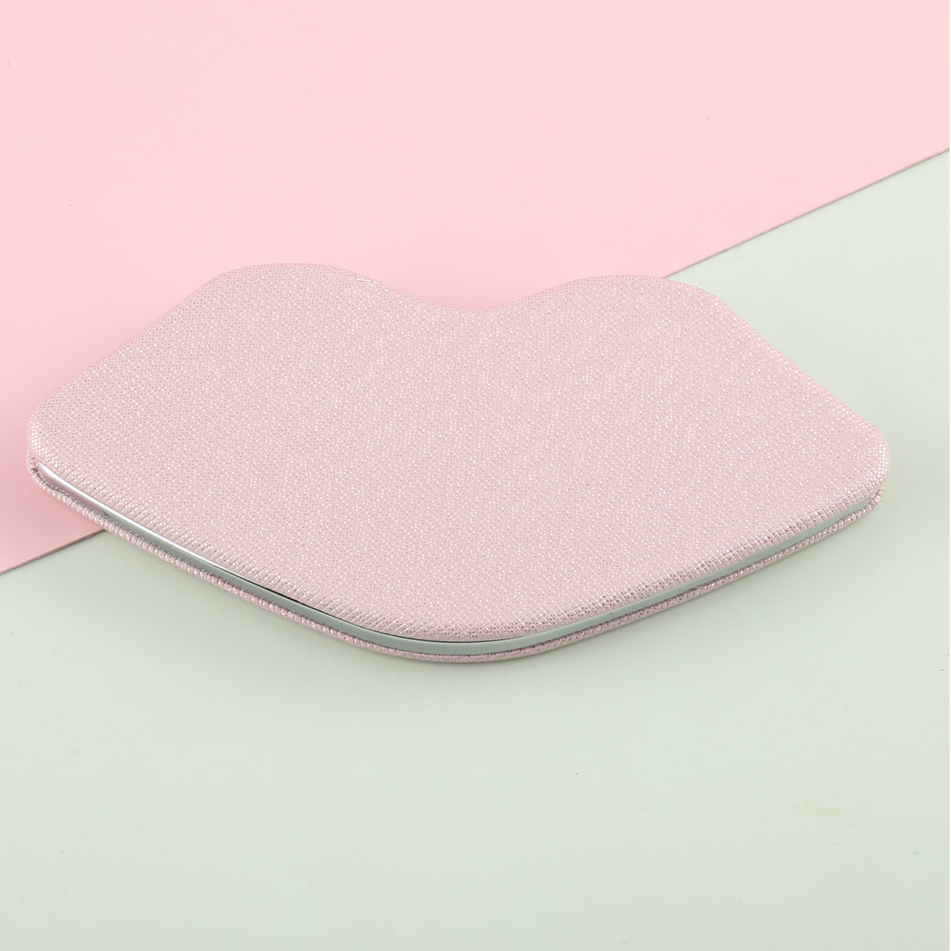 The silver plated limp-shaped loose powder mirror has a size of 120 mm. One side is normal and the other side is doubled in magnification. It is available in brown, silver and pink. You can also customize your favorite patterns and logos.