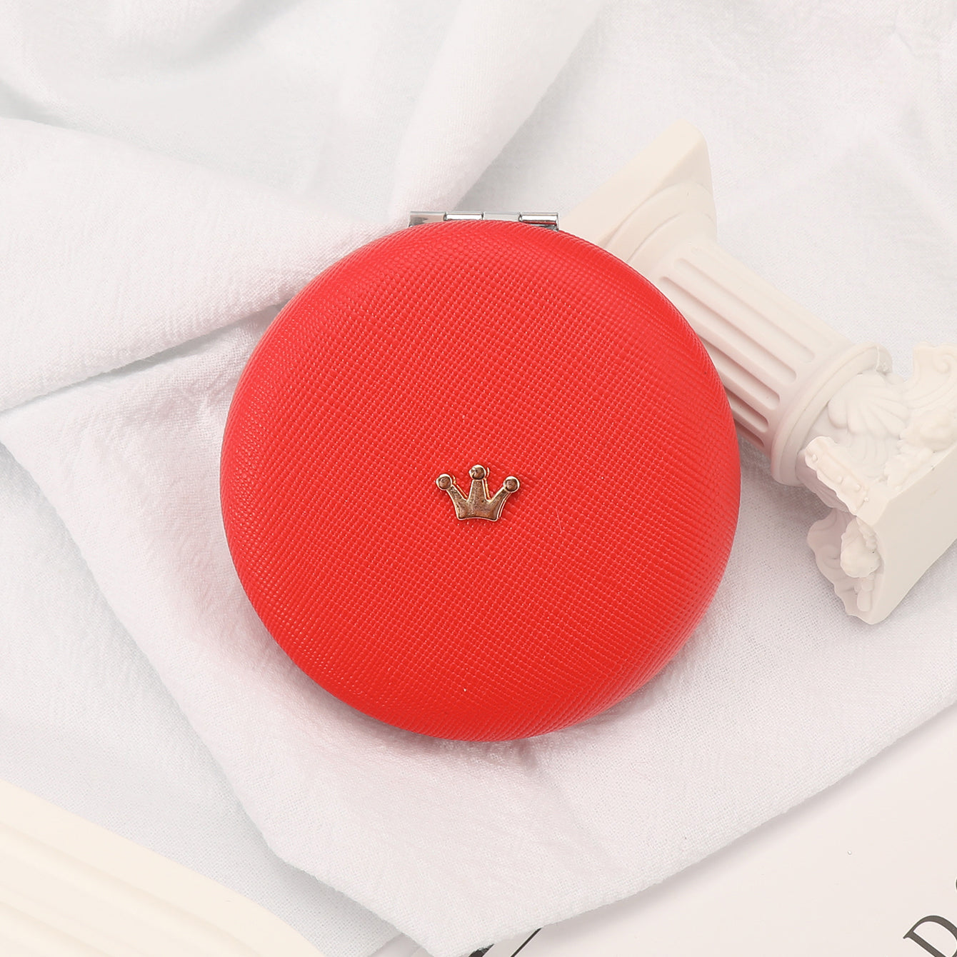 7cm Double-Sided Macaron Shaped Makeup Mirror with Silver-Plated Metal Frame – the ultimate gift for friends on holidays and birthdays! 🎁 In stock: black, red, pink, and beige. Adorned with a charming metallic crown