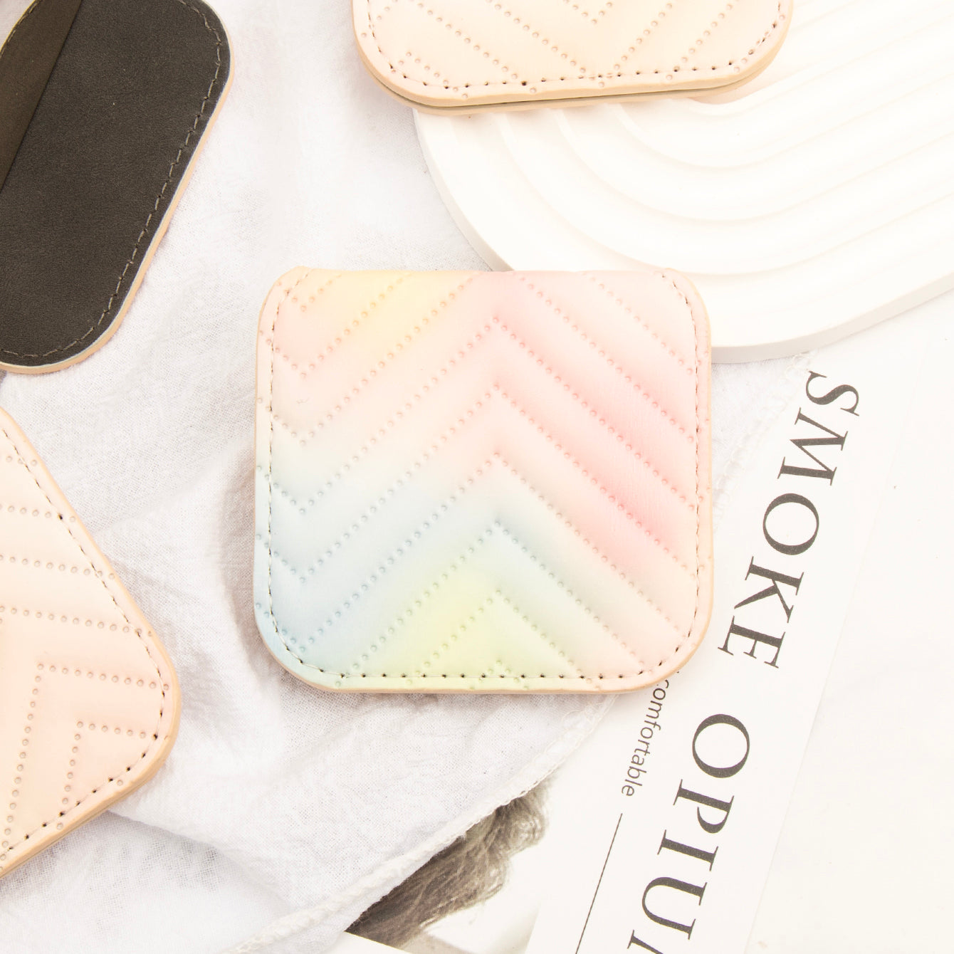 Carefully selected lamb PU leather with beautiful gradient colors, featuring high-definition stainless steel mirrors. The foldable design ensures easy portability. Perfect for weddings, travel, and as a unique and eco-friendly gift.