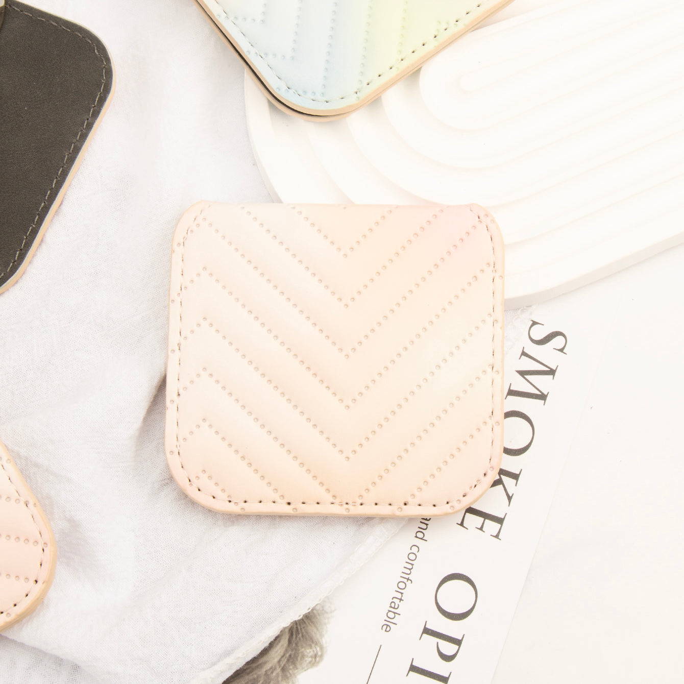 Carefully selected lamb PU leather with beautiful gradient colors, featuring high-definition stainless steel mirrors. The foldable design ensures easy portability. Perfect for weddings, travel, and as a unique and eco-friendly gift.