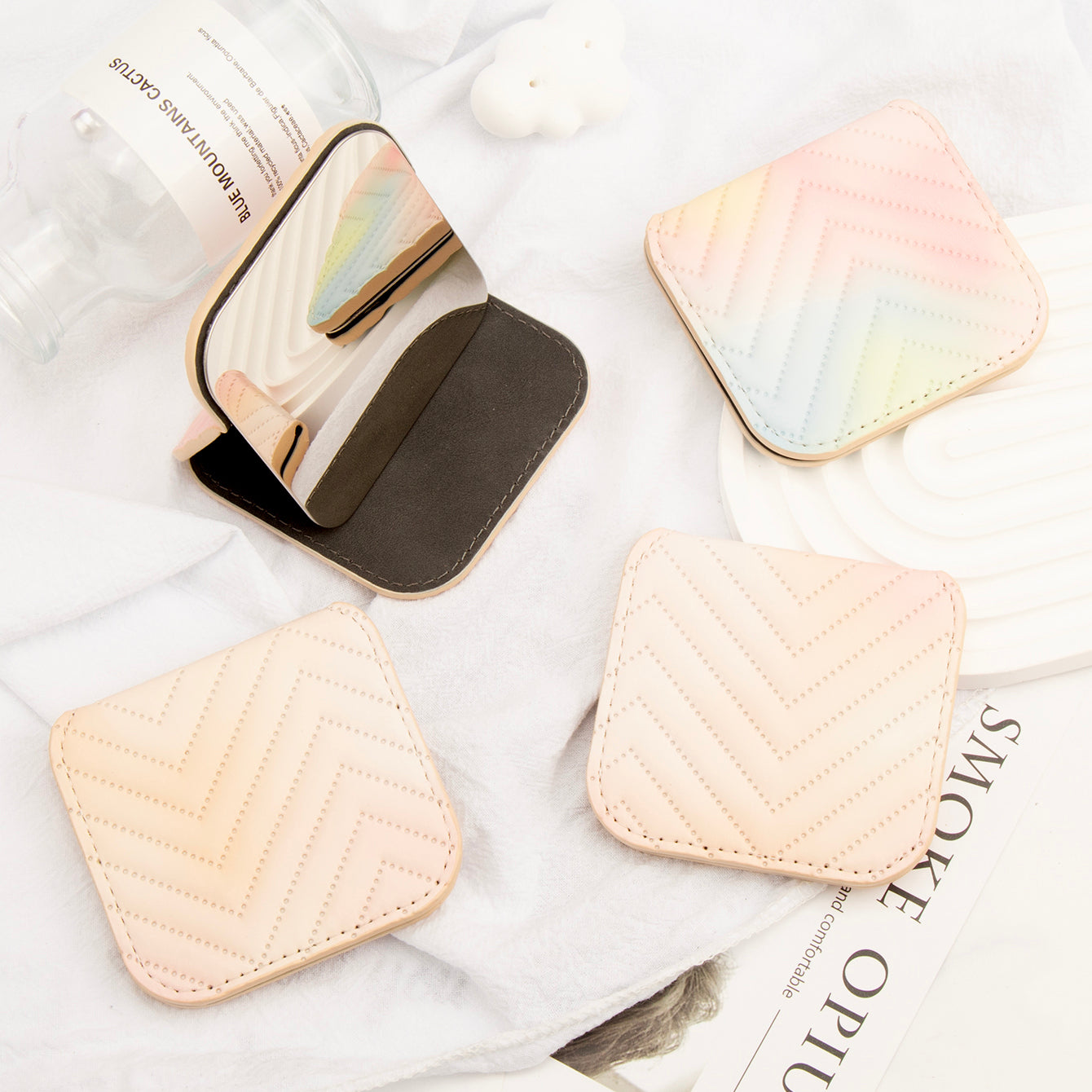 Carefully selected lamb PU leather with beautiful gradient colors, featuring high-definition stainless steel mirrors. The foldable design ensures easy portability. Perfect for weddings, travel, and as a unique and eco-friendly gift.