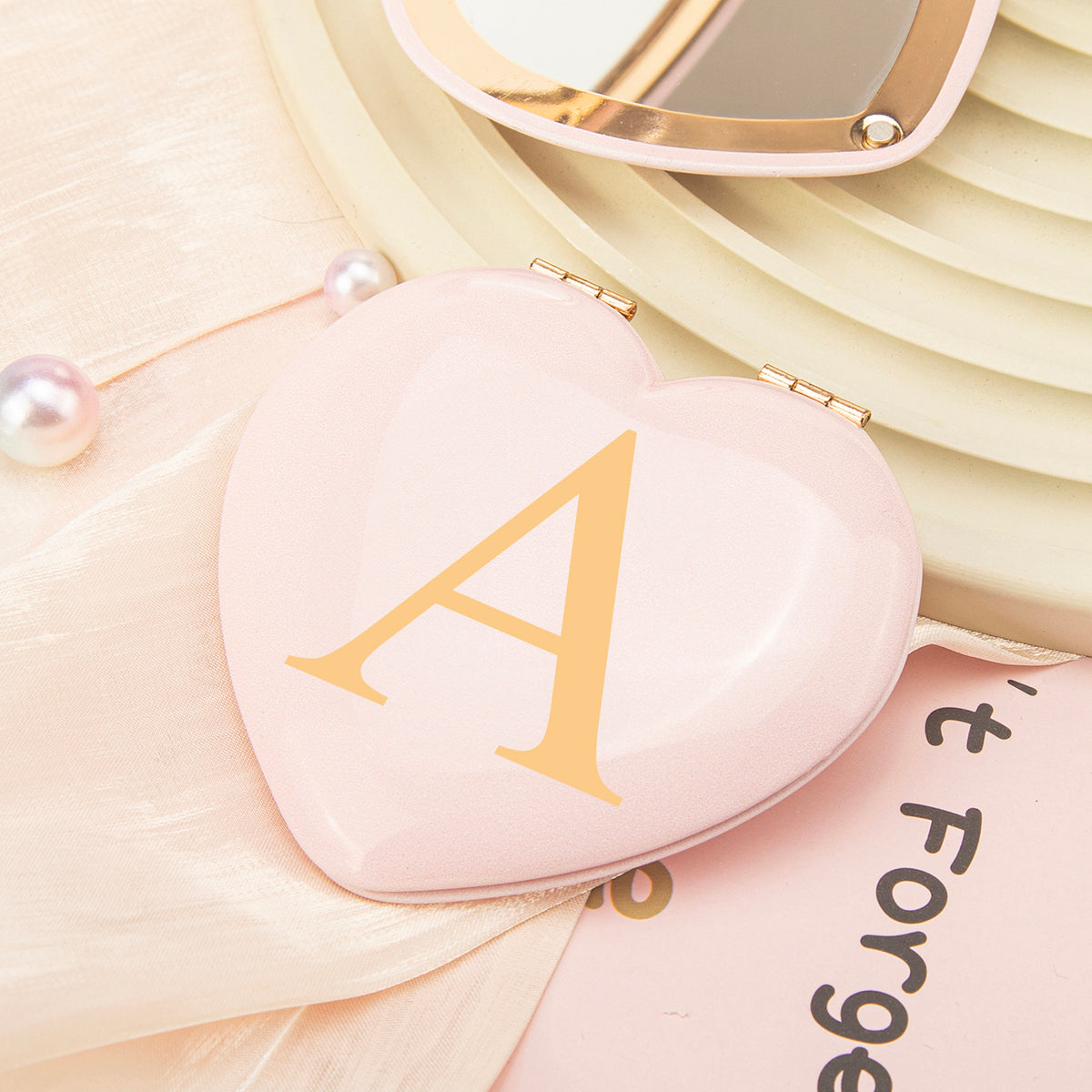 Rose Gold-Plated Heart-Shaped Mirrors with Printed Letters. Exquisite packaging, in stock, and available for mixed batches. Perfect for wholesale, international trade, and beauty industry clients. Elevate your inventory now!