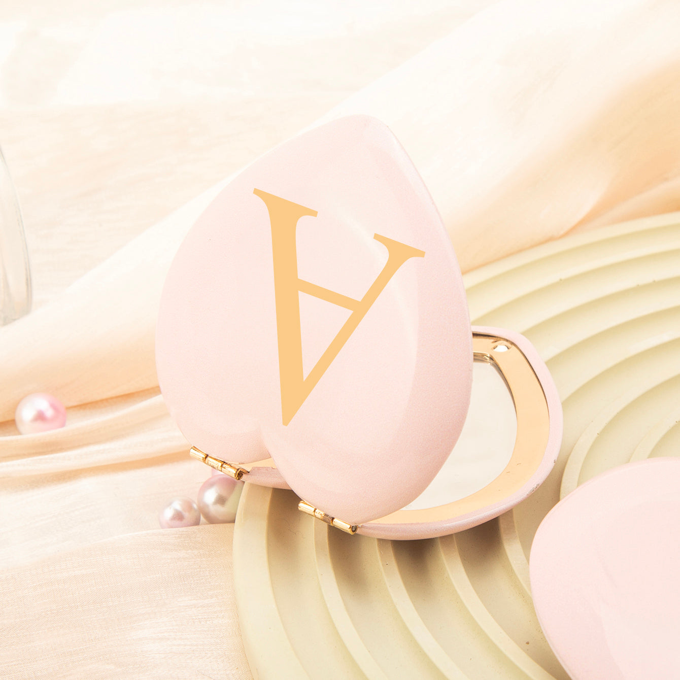 Rose Gold-Plated Heart-Shaped Mirrors with Printed Letters. Exquisite packaging, in stock, and available for mixed batches. Perfect for wholesale, international trade, and beauty industry clients. Elevate your inventory now!