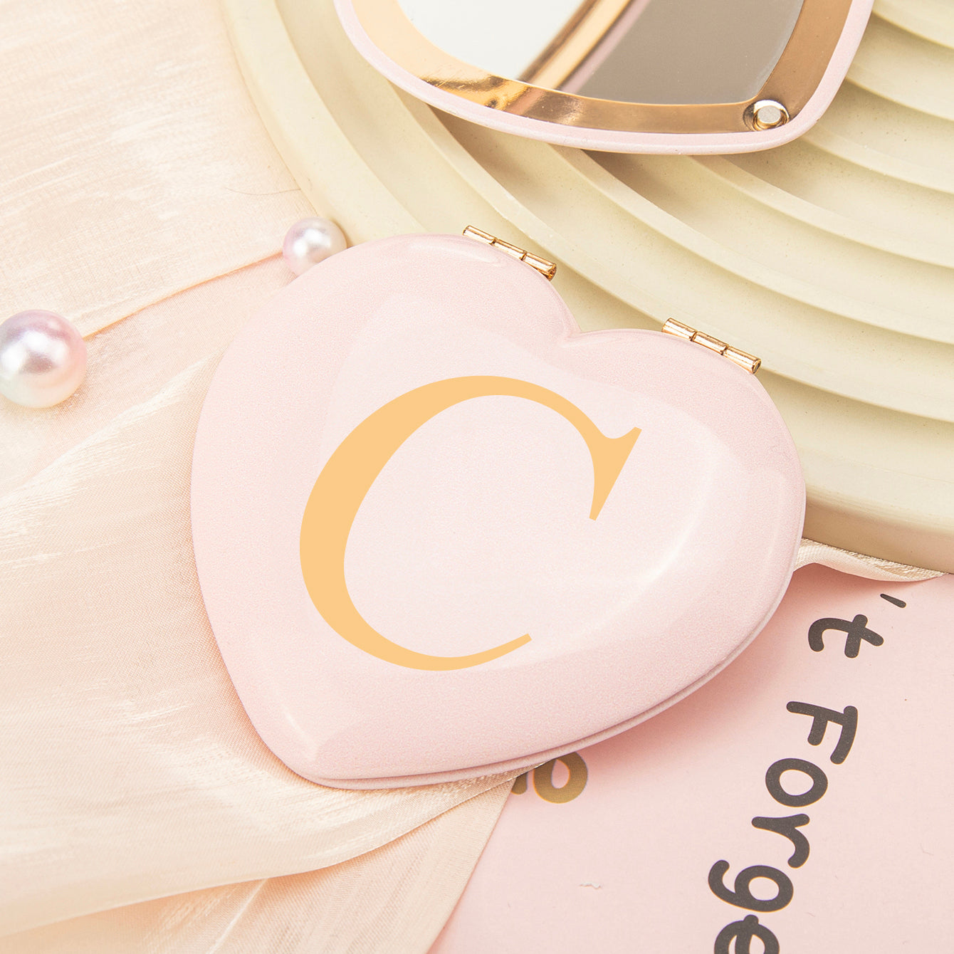 Rose Gold-Plated Heart-Shaped Mirrors with Printed Letters. Exquisite packaging, in stock, and available for mixed batches. Perfect for wholesale, international trade, and beauty industry clients. Elevate your inventory now!