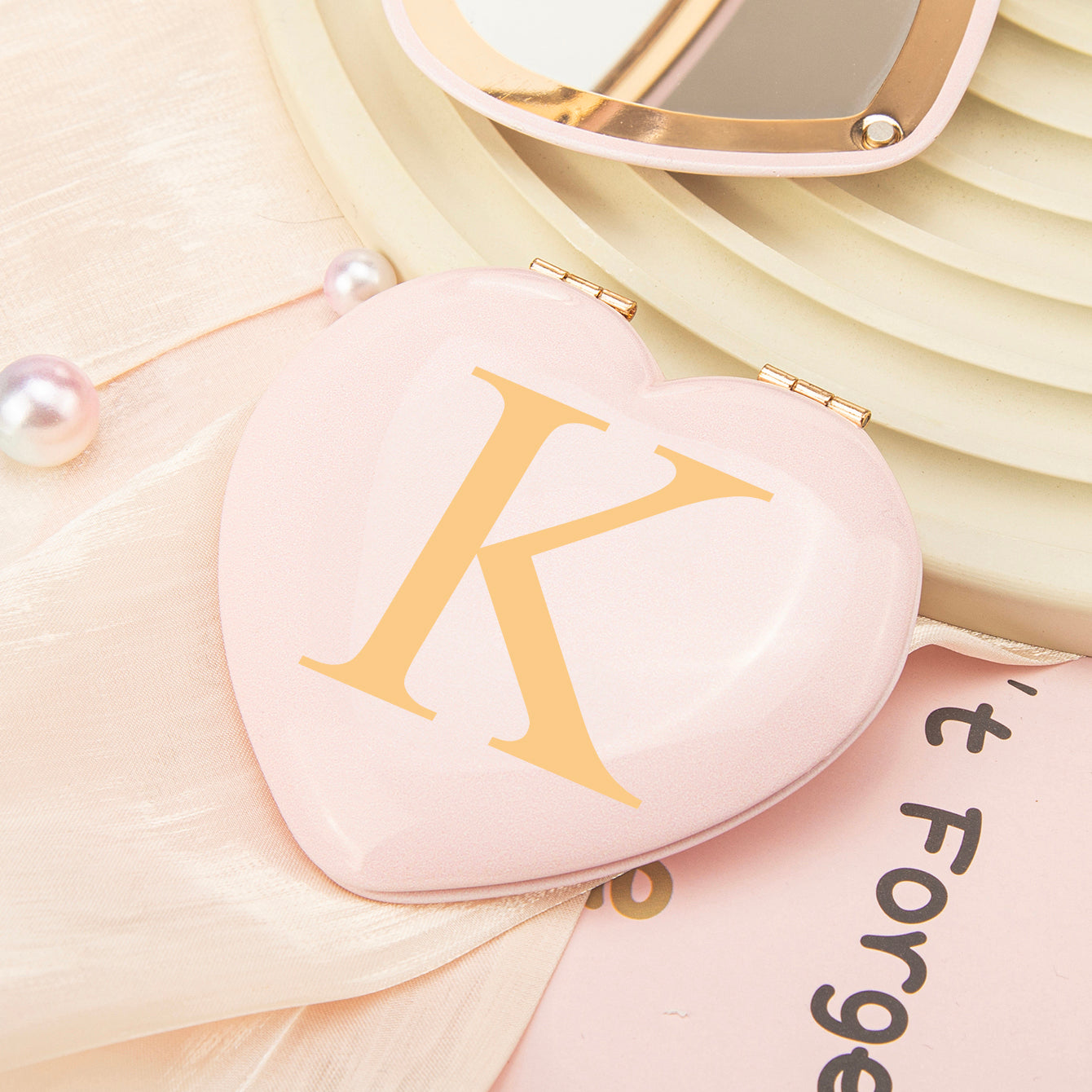 Rose Gold-Plated Heart-Shaped Mirrors with Printed Letters. Exquisite packaging, in stock, and available for mixed batches. Perfect for wholesale, international trade, and beauty industry clients. Elevate your inventory now!