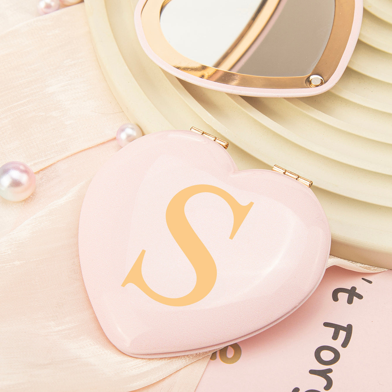 Rose Gold-Plated Heart-Shaped Mirrors with Printed Letters. Exquisite packaging, in stock, and available for mixed batches. Perfect for wholesale, international trade, and beauty industry clients. Elevate your inventory now!