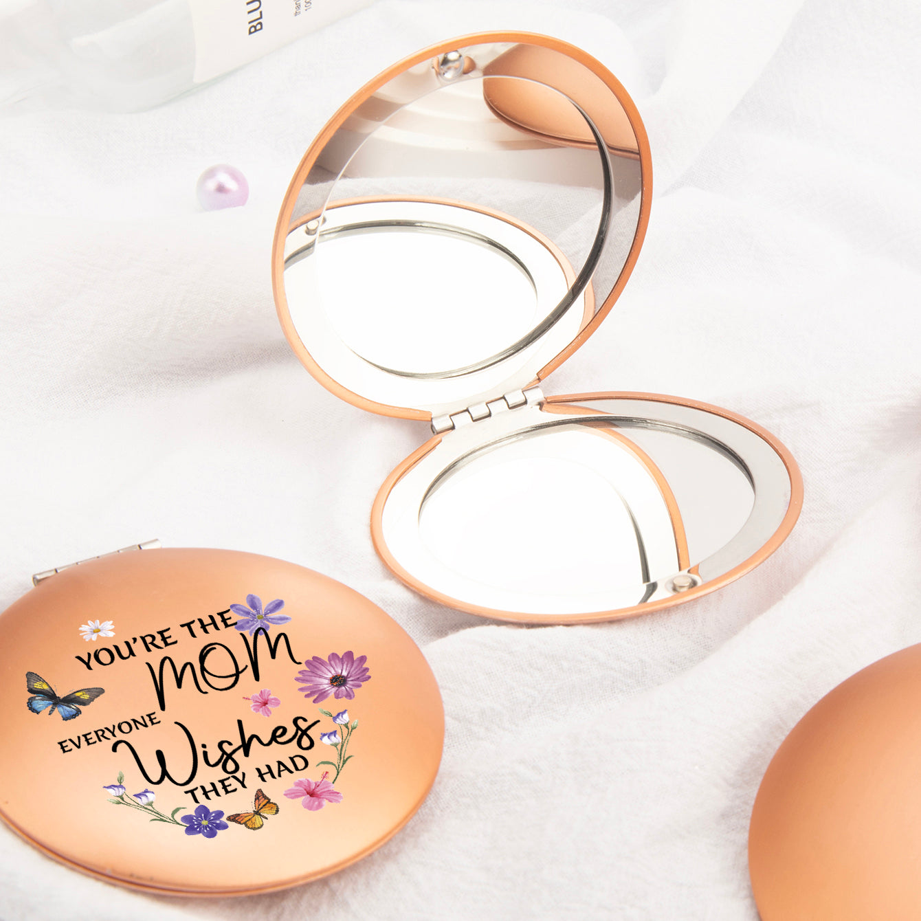 Radiant Elegance: Rose Gold, Round UFO-Shaped Makeup Mirror with Magnetic Clasp, 7cm. Surface Imprinted with Heartfelt Blessings for Mom. Vibrant Color Printing. Perfect for Gifting on Mom's Special Occasions—Holidays, Birthdays, and More!