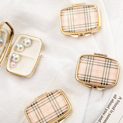 1PC Rectangle Pill Box With Single Makeup Mirror The Leather Checkered Pattern Is Eye-catching Suitable For Daily Use It Will Not Be Awkward For Any Occasion It Can Prevent Medicines From Getting Wet It Is Also Very Suitable For Carrying When Traveling