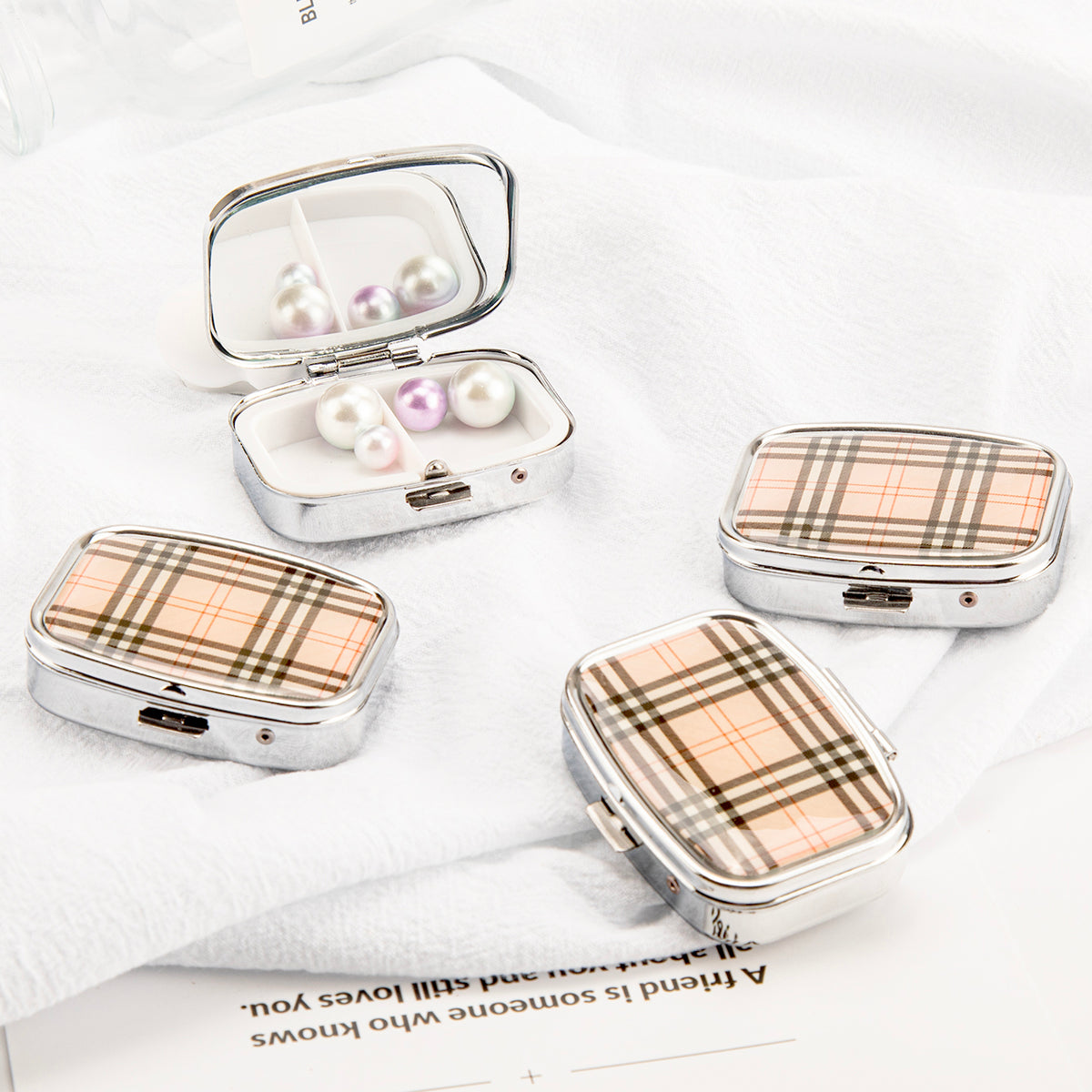 1PC Rectangle Pill Box With Single Makeup Mirror The Leather Checkered Pattern Is Eye-catching Suitable For Daily Use It Will Not Be Awkward For Any Occasion It Can Prevent Medicines From Getting Wet It Is Also Very Suitable For Carrying When Traveling