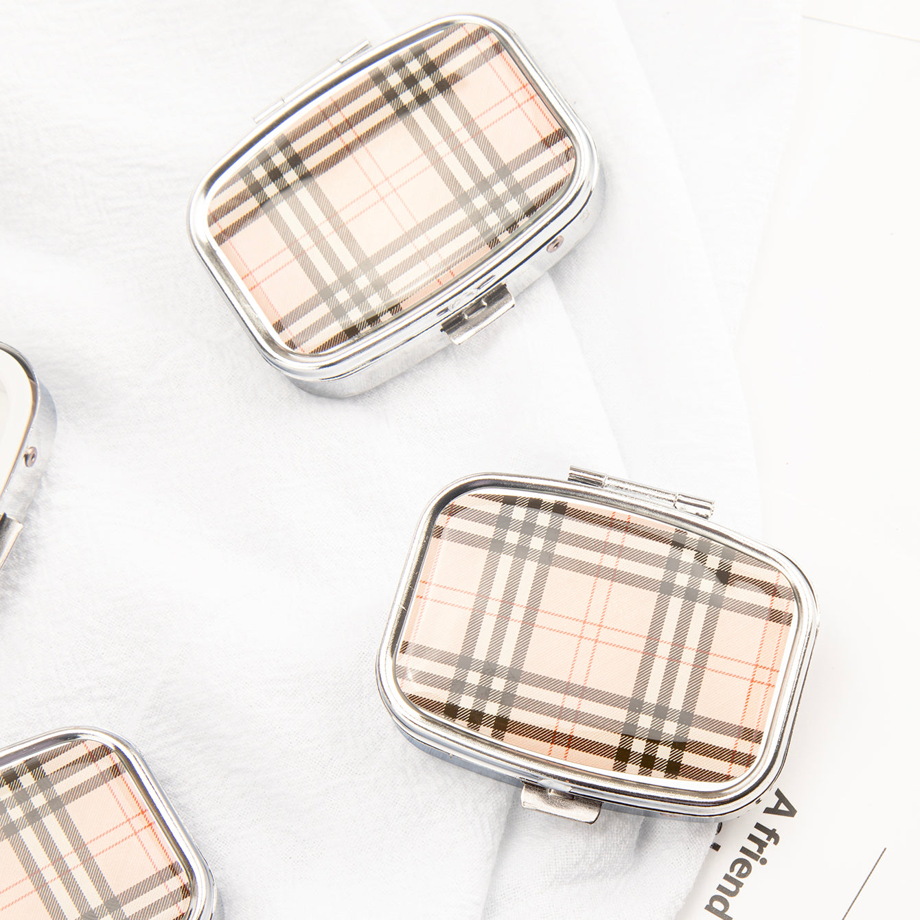 1PC Rectangle Pill Box With Single Makeup Mirror The Leather Checkered Pattern Is Eye-catching Suitable For Daily Use It Will Not Be Awkward For Any Occasion It Can Prevent Medicines From Getting Wet It Is Also Very Suitable For Carrying When Traveling