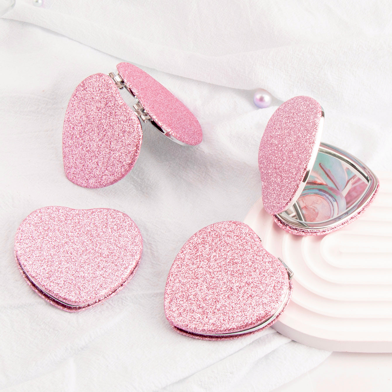 Radiant Heartbeat ✨ 65mm Silver Electroplated Makeup Mirror with Heart-shaped Magnetic Closure, Glittery Grid PU Leather Wrap, Ideal for Holiday Gifting! Available in Gold, Black, Pink, and Rose Red