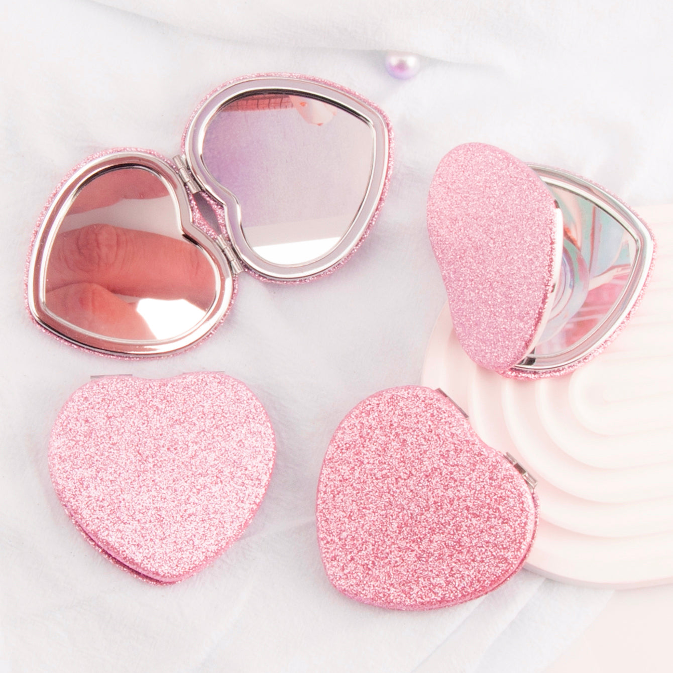 Radiant Heartbeat ✨ 65mm Silver Electroplated Makeup Mirror with Heart-shaped Magnetic Closure, Glittery Grid PU Leather Wrap, Ideal for Holiday Gifting! Available in Gold, Black, Pink, and Rose Red