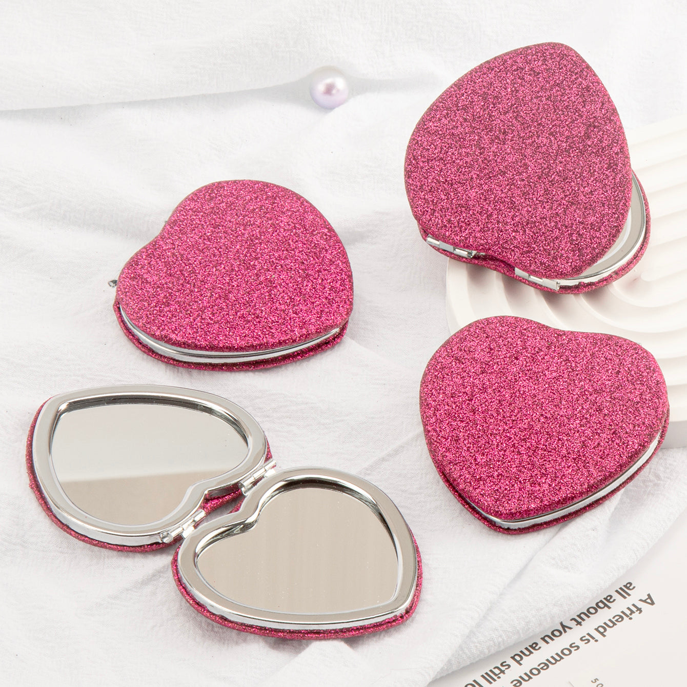 Radiant Heartbeat ✨ 65mm Silver Electroplated Makeup Mirror with Heart-shaped Magnetic Closure, Glittery Grid PU Leather Wrap, Ideal for Holiday Gifting! Available in Gold, Black, Pink, and Rose Red