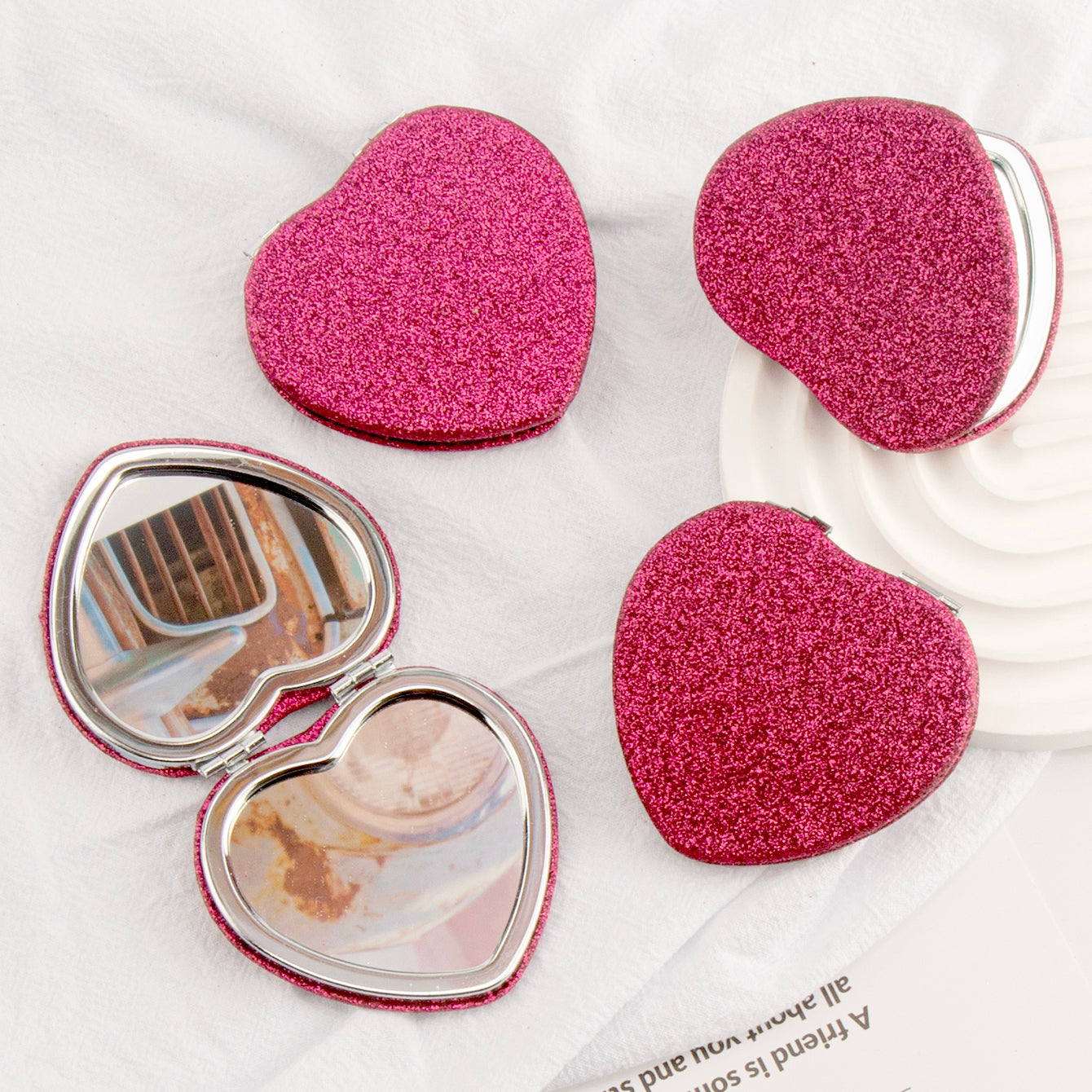 Radiant Heartbeat ✨ 65mm Silver Electroplated Makeup Mirror with Heart-shaped Magnetic Closure, Glittery Grid PU Leather Wrap, Ideal for Holiday Gifting! Available in Gold, Black, Pink, and Rose Red