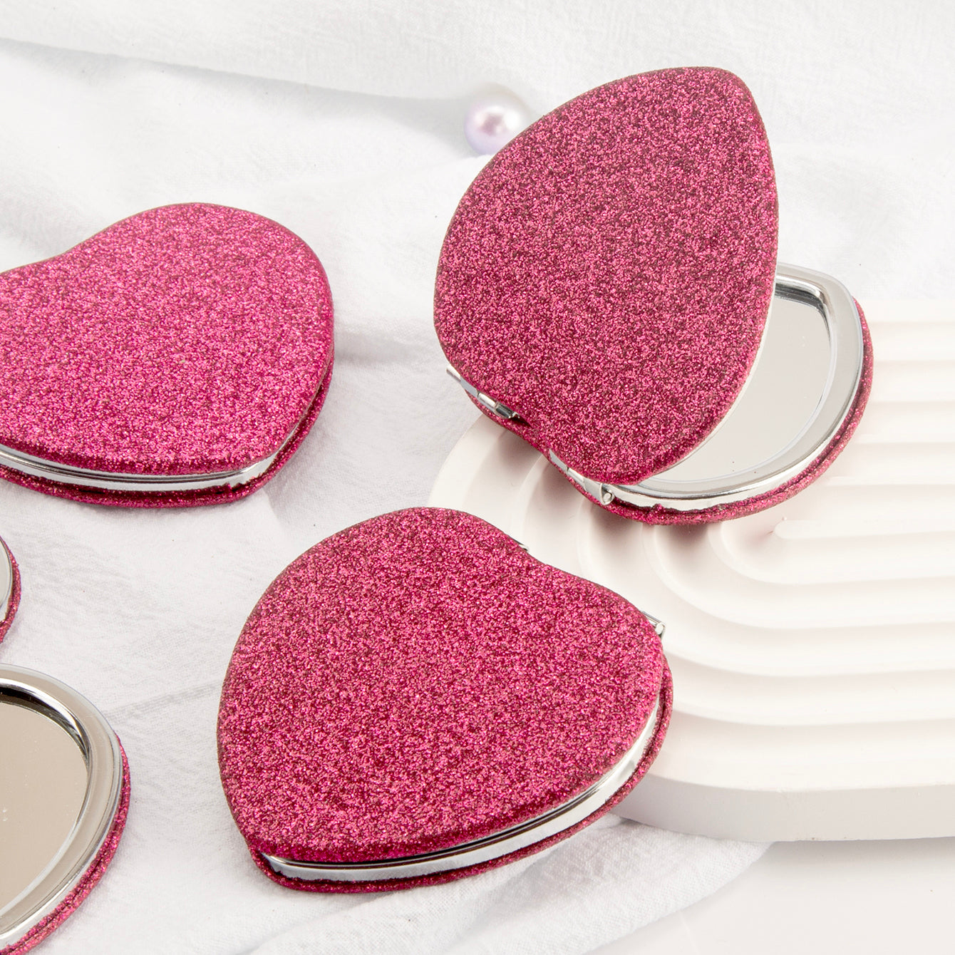 Radiant Heartbeat ✨ 65mm Silver Electroplated Makeup Mirror with Heart-shaped Magnetic Closure, Glittery Grid PU Leather Wrap, Ideal for Holiday Gifting! Available in Gold, Black, Pink, and Rose Red