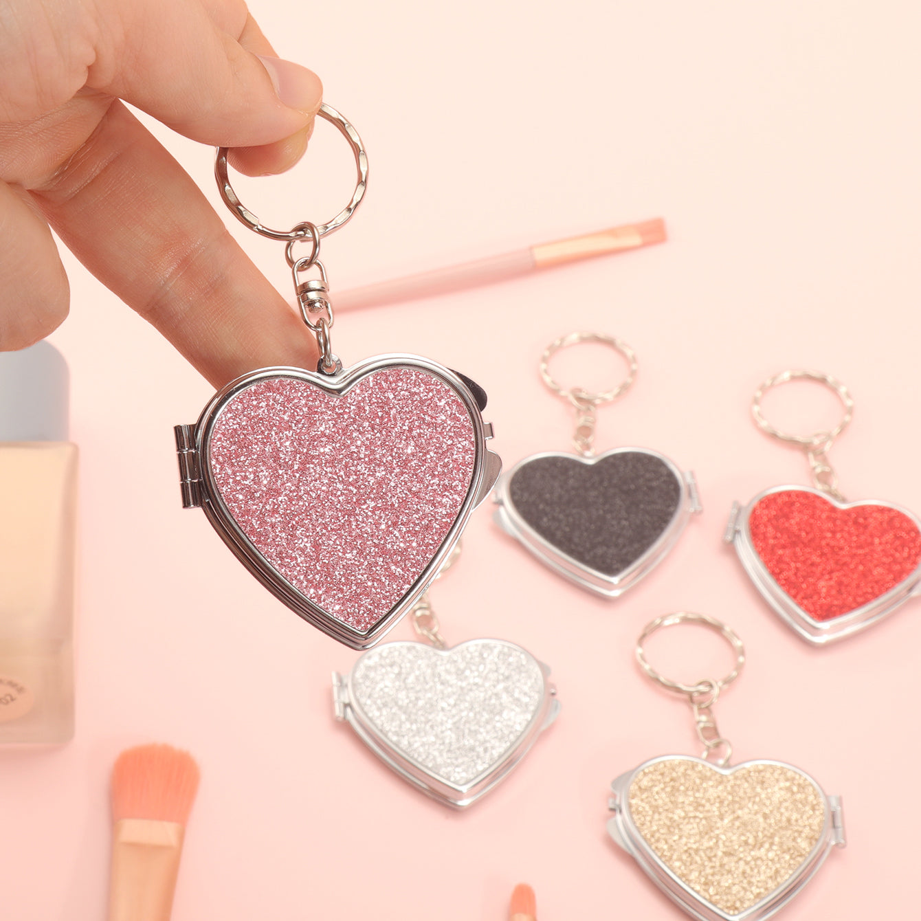 ✨Chic Heart Keychain Mirror: Dual-sided glass, silver electroplating, compact 50mm size. PU glitter leather surface in Black, Gold, Blue, Silver, Pink, Red. Elevate your on-the-go makeup with style!💄🔑