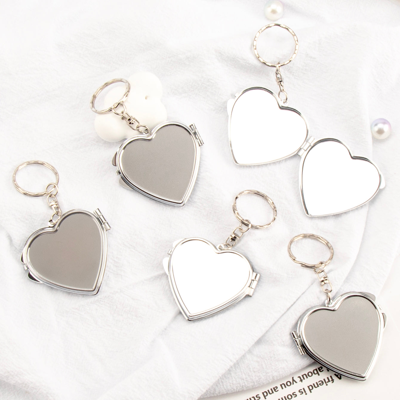 DIY Heart-shaped Keychain Makeup Mirror with Dual Glass Panels, Silver Electroplating, Metallic Charm, Compact 50mm Size. Elevate your beauty game with this on-the-go essential! 💄🔑