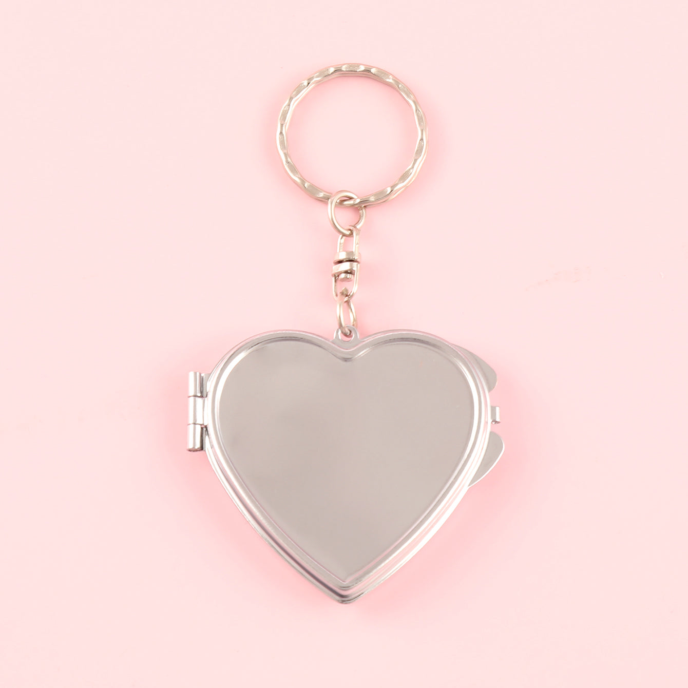 DIY Heart-shaped Keychain Makeup Mirror with Dual Glass Panels, Silver Electroplating, Metallic Charm, Compact 50mm Size. Elevate your beauty game with this on-the-go essential! 💄🔑