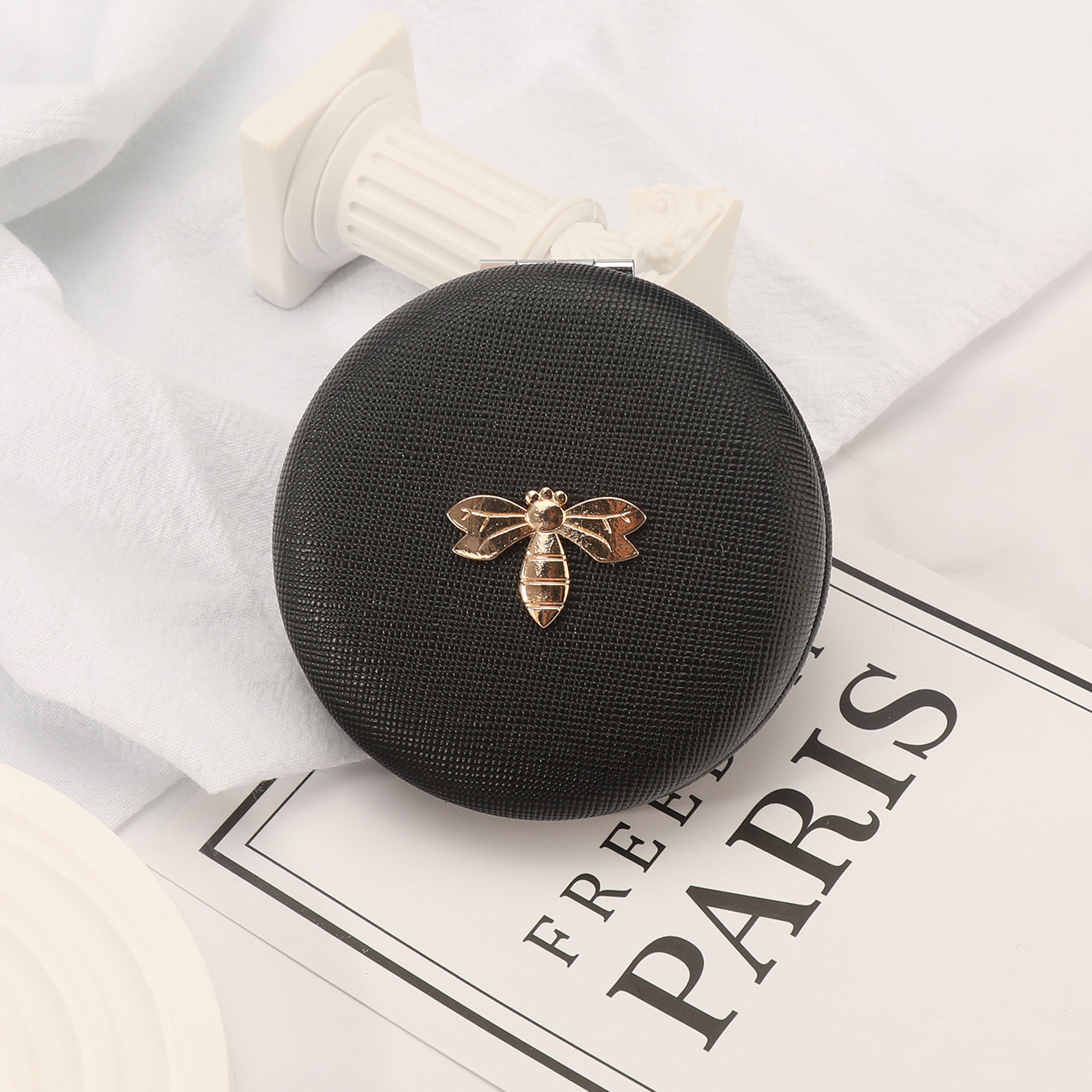 1PC Round Environment-friendly Leather  Folding Double Side Compact Mirror 2X Magnification Beautiful Metal Bee Decoration Can Be Used As A Gift For Mom Sister Or Friend Suitable As A Gift For Various Festivals And Also Suitable For Various Occasions