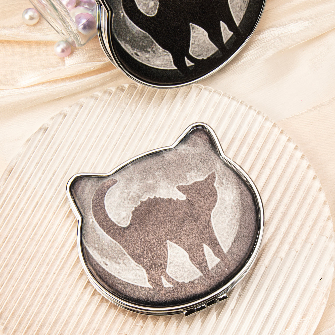 1PC PU Leather Makeup Mirror Folding Cat Head Double Side Compact Mirror 2X Magnification Cut Cat Pattern Suitable As Gift For Sister And Mother Or Lover Suitable For Birthday And Valentine's Day  And Various Festivals And Also Suitable For All Occasions