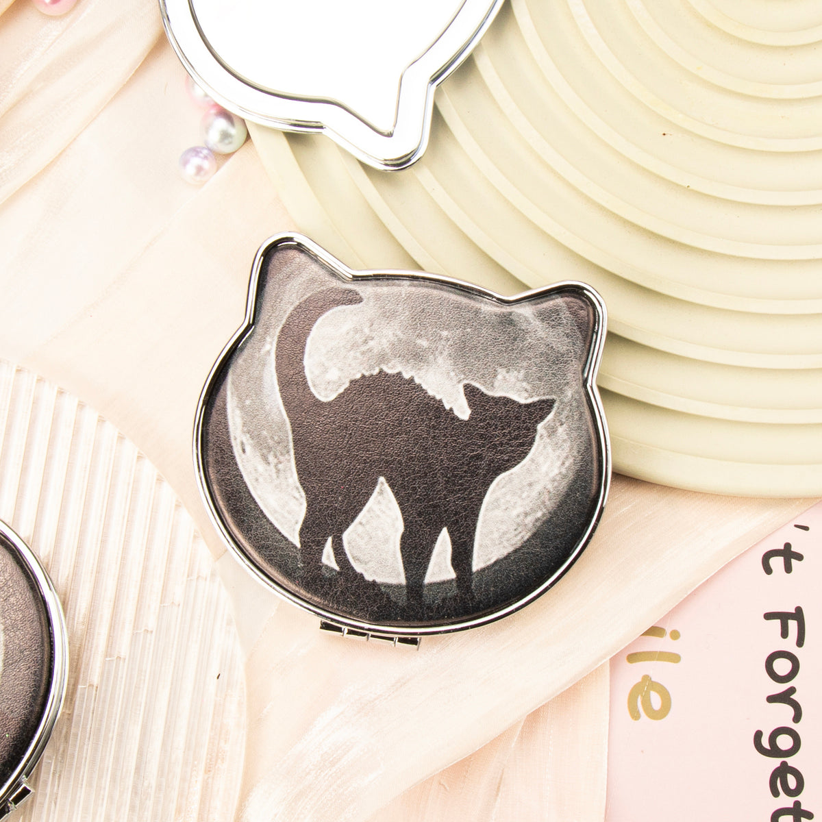 🐾 Must-Have for Feline Glam! Silver-Plated, Cat-Shaped Double-Sided Makeup Mirror 🌟 Featuring a Stylish Black Cat Print, 2x Magnification – The Perfect Gift for Your Dear Friends! 🎁