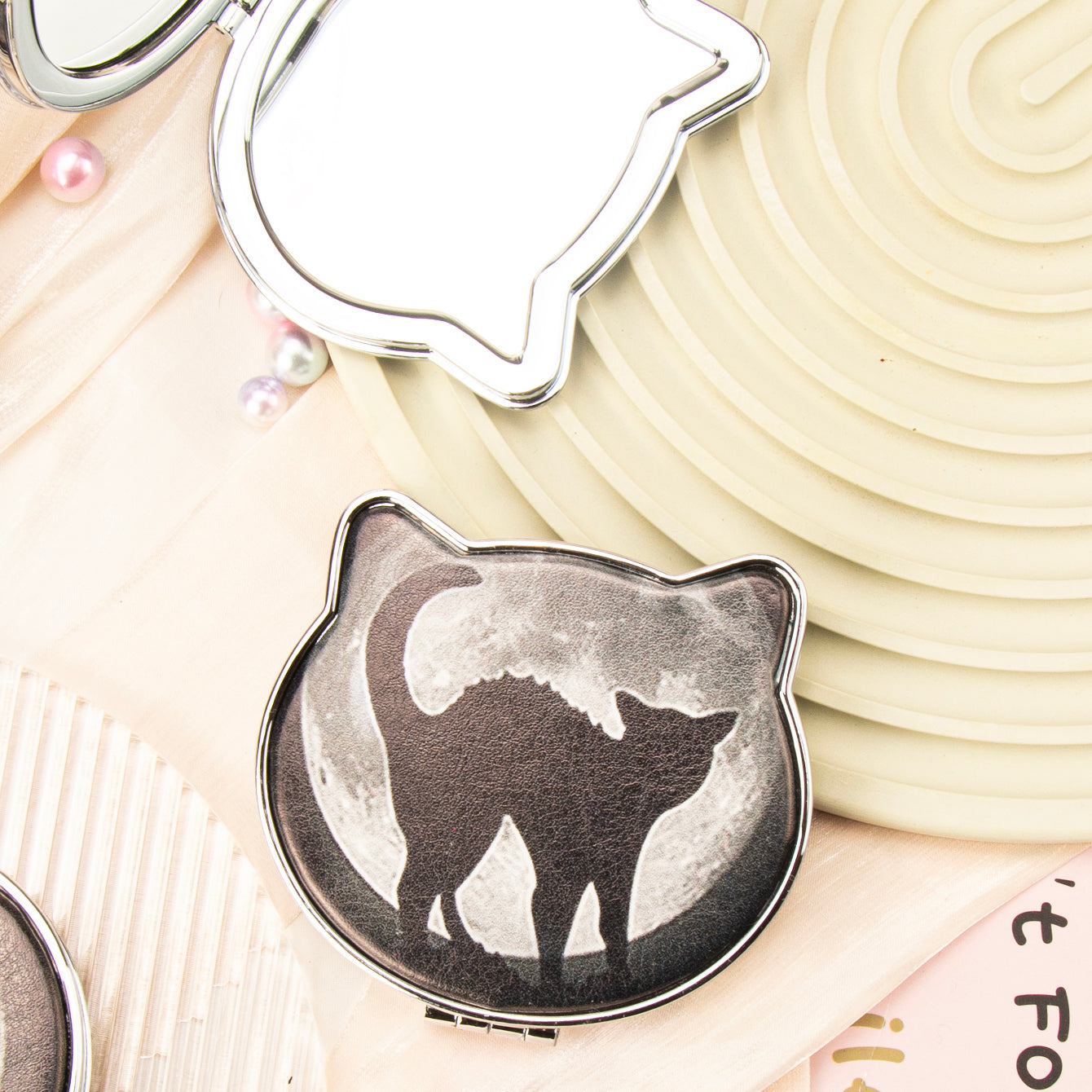 1PC PU Leather Makeup Mirror Folding Cat Head Double Side Compact Mirror 2X Magnification Cut Cat Pattern Suitable As Gift For Sister And Mother Or Lover Suitable For Birthday And Valentine's Day  And Various Festivals And Also Suitable For All Occasions