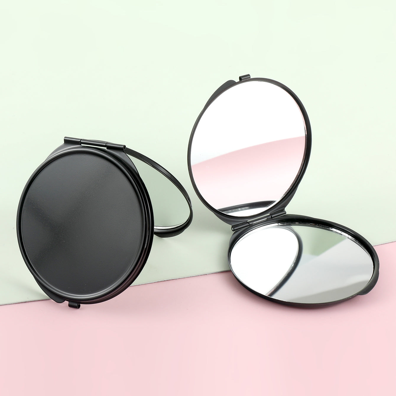 1 PC Metal Makeup Mirror Black Round Folding Double-sided 2X Magmification Cosmetic Mirror Classic Black Design Adds Elegance Suitable As Gift For Mother Sister Girlfriend Perfect For Use At Home Office Travel And Other Occasions