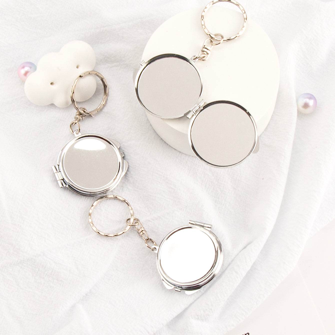 1 PC Round Keychain Mirror 2X Magnification Double Side Compact Mirror Portable Compact Design High-Definition Regular Mirror And Magnifying Side Ideal For Precision Makeup Perfect Gift For Mother Sister Girlfriend Suitable For Home Travel And More