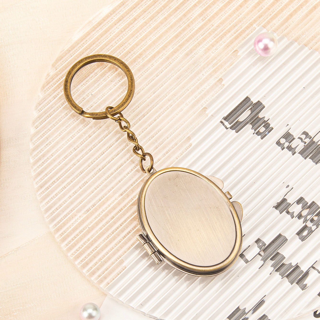 1 PC Oval Double-Sided Keychain Mirror Compact And Portable High-Definition Regular Mirror And Magnifying Side Ideal For Precision Makeup Perfect Gift For Mother Daughter Sister Girlfriend Suitable For Home Office Travel And More