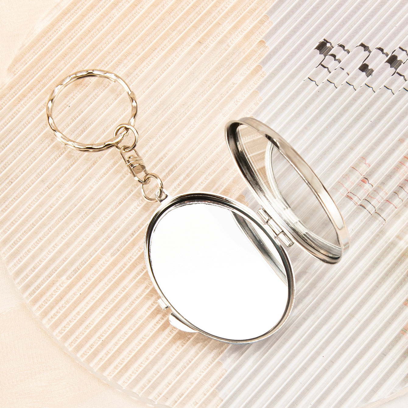 1 PC Oval Double-Sided Keychain Mirror Compact And Portable High-Definition Regular Mirror And Magnifying Side Ideal For Precision Makeup Perfect Gift For Mother Daughter Sister Girlfriend Suitable For Home Office Travel And More