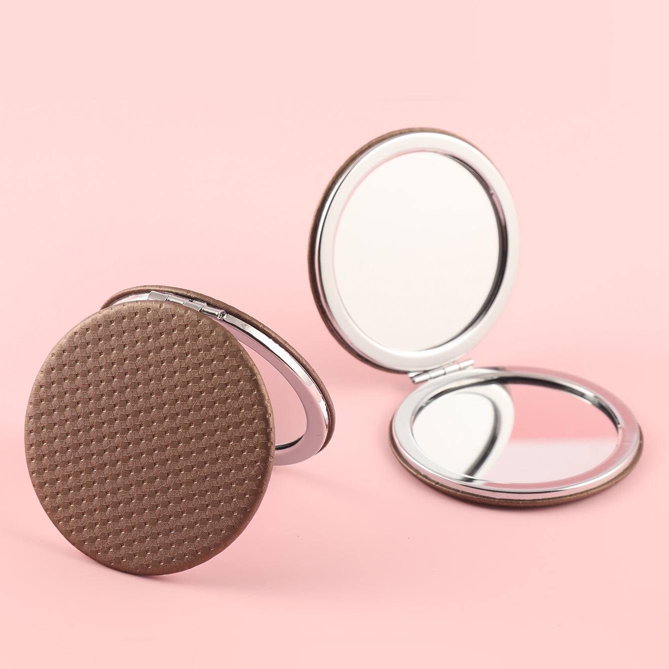 ✨ Trendy INS Essential! 70mm Circular Folding Makeup Mirror, Dual-sided High-Definition Glass, Silver Electroplating, Stylish PU Leather Wrap with Brown Plaid Pattern – The Perfect Holiday Gift for Friends!