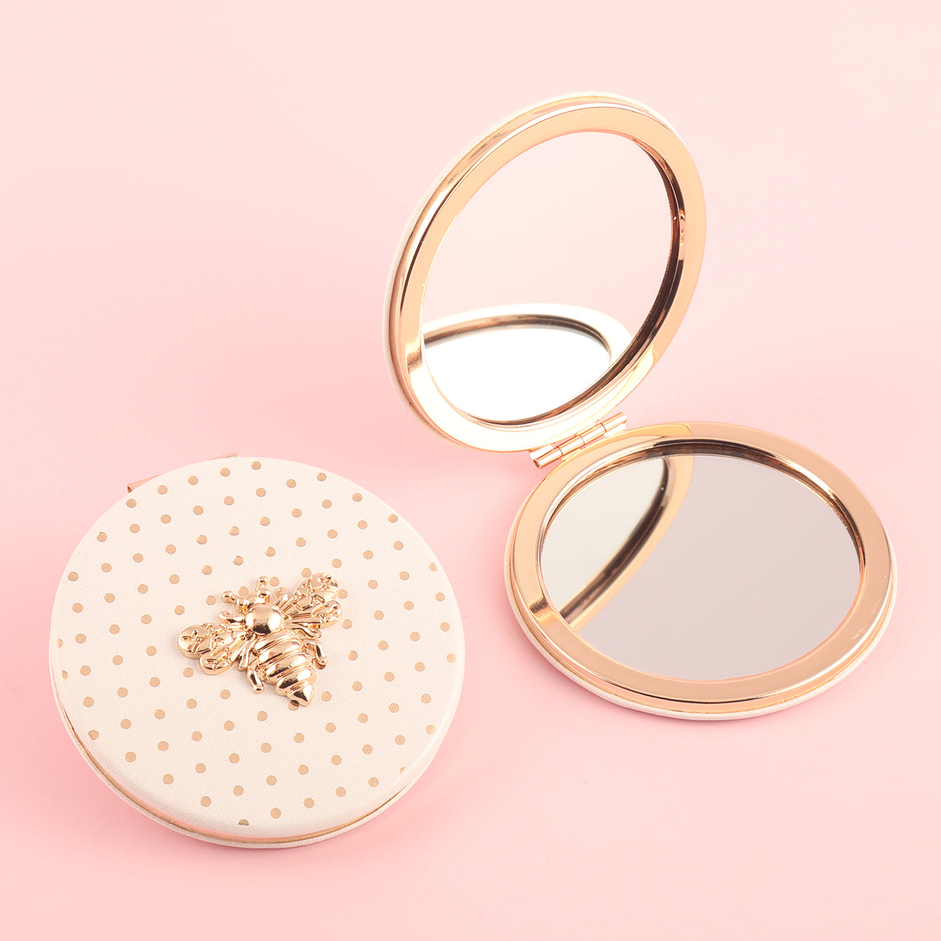 Stylish And Compact 70*70mm Round Cosmetic Mirror, PU Eco-Friendly Leather And Spot Pattern Complement Each Other, The Little Bee Metal Embellishment Adds A Sense Of Playfulness, And The Plating Gold Frame Has A High-End Feel