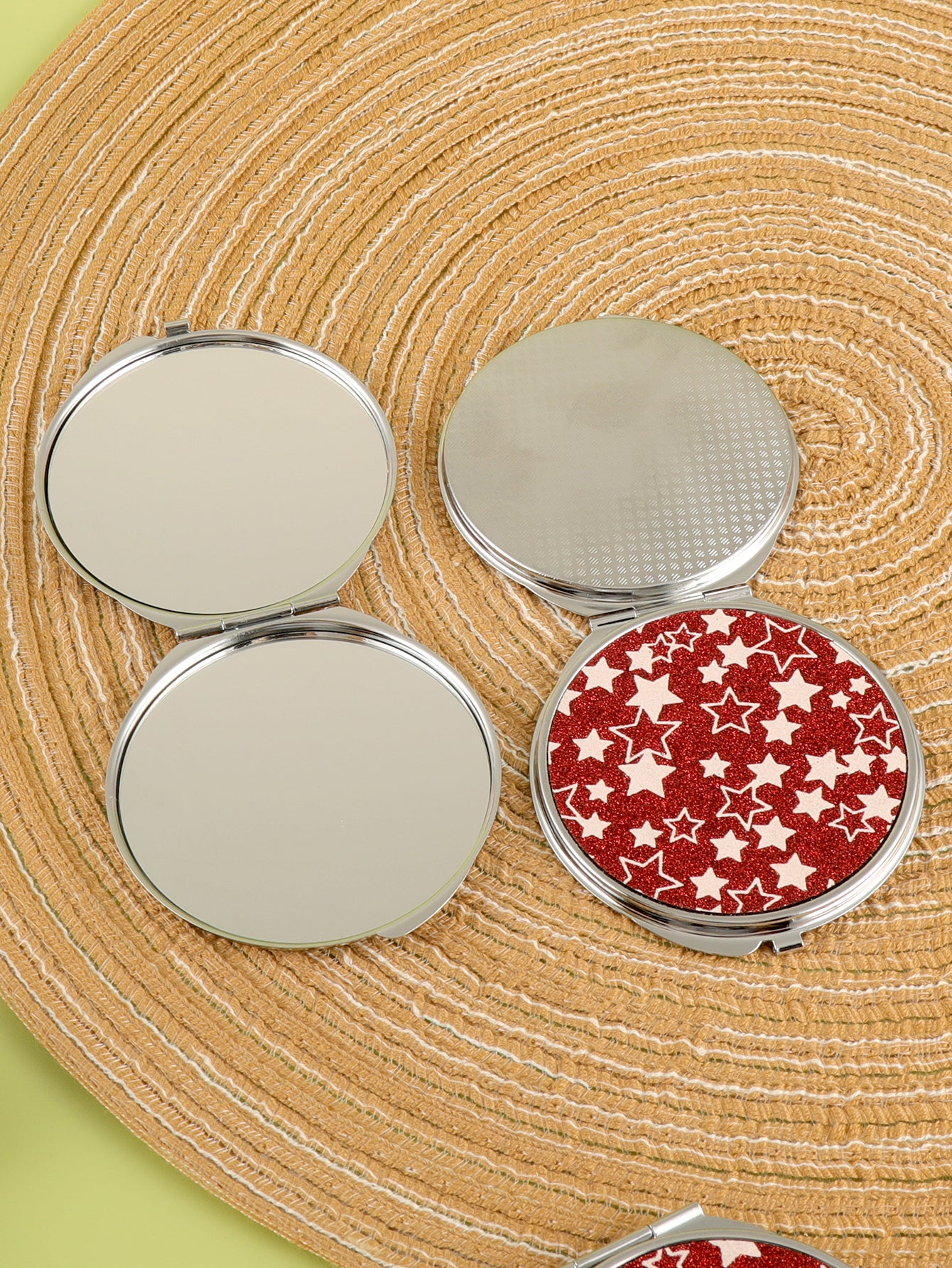 PU Eco-Friendly Leather Star Pattern, with HD Glass Mirror and Plating Silver Metal Frame! 70*70mm Round Cosmetic Mirror, Two Colors Available, First Choice as a Gift for Friends.