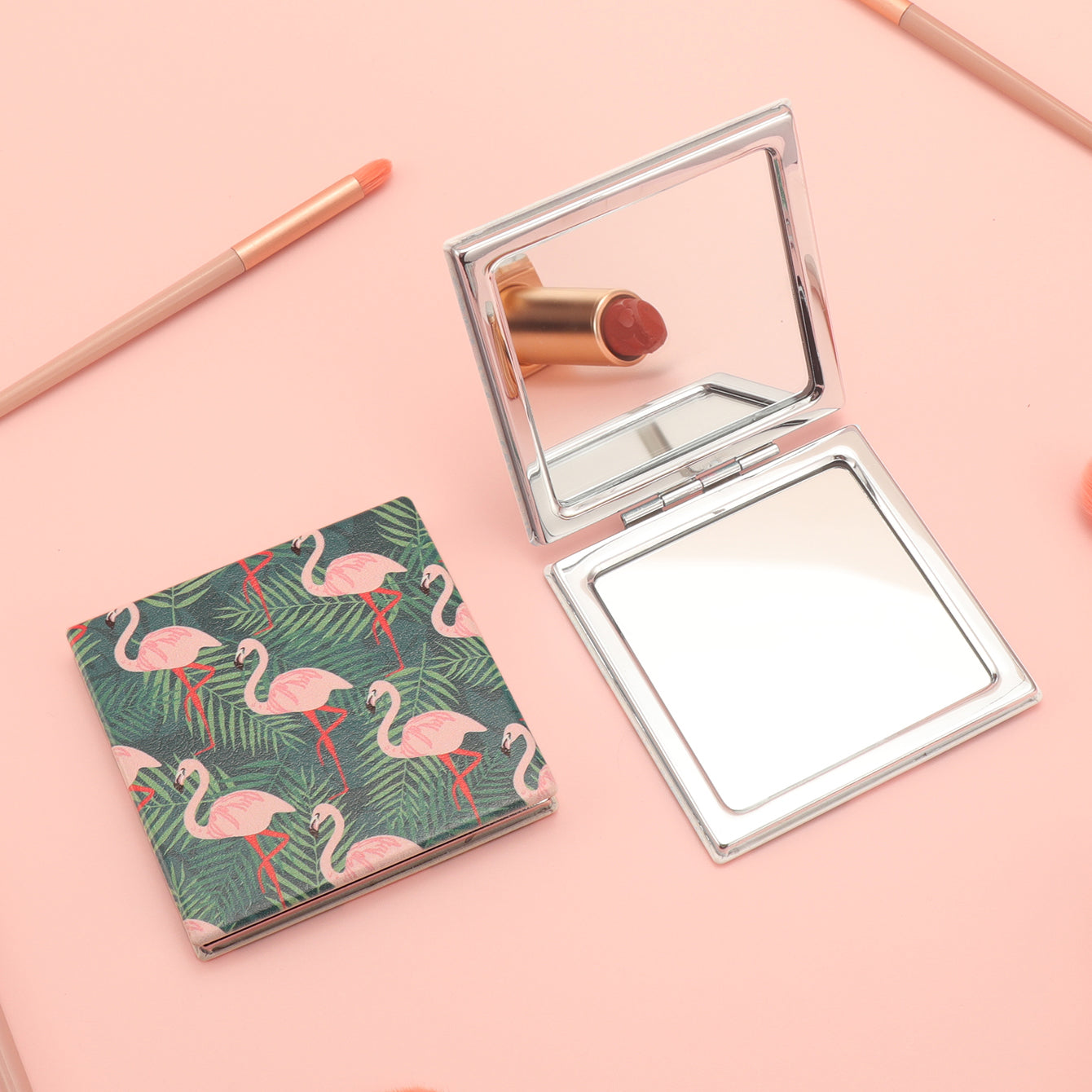 When Aesthetics Meets Practicality, We Create a 70*70mm Square Cosmetic Mirror Made of High-Grade PU Eco-Friendly Leather, Embellished with Flamingo Patterns, HD Glass, and a Silver Plating Metal Frame. It Is the Perfect Choice for Your Bestie!