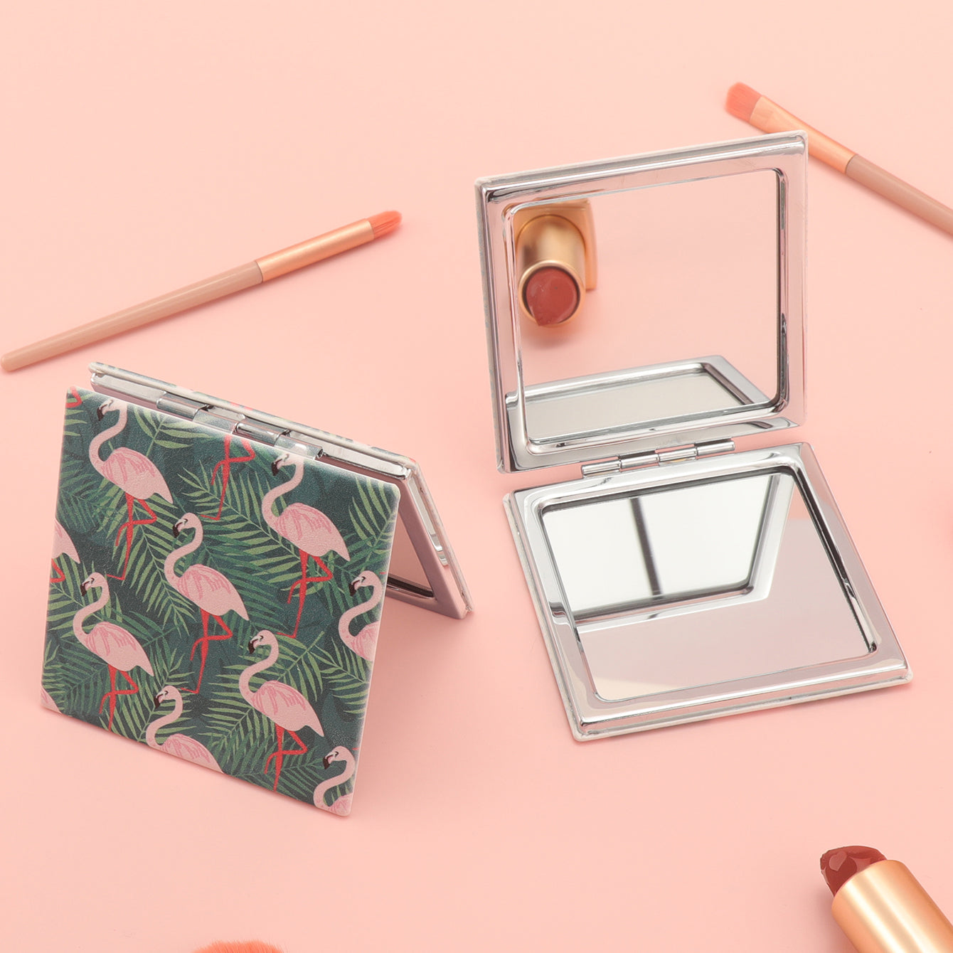 When Aesthetics Meets Practicality, We Create a 70*70mm Square Cosmetic Mirror Made of High-Grade PU Eco-Friendly Leather, Embellished with Flamingo Patterns, HD Glass, and a Silver Plating Metal Frame. It Is the Perfect Choice for Your Bestie!