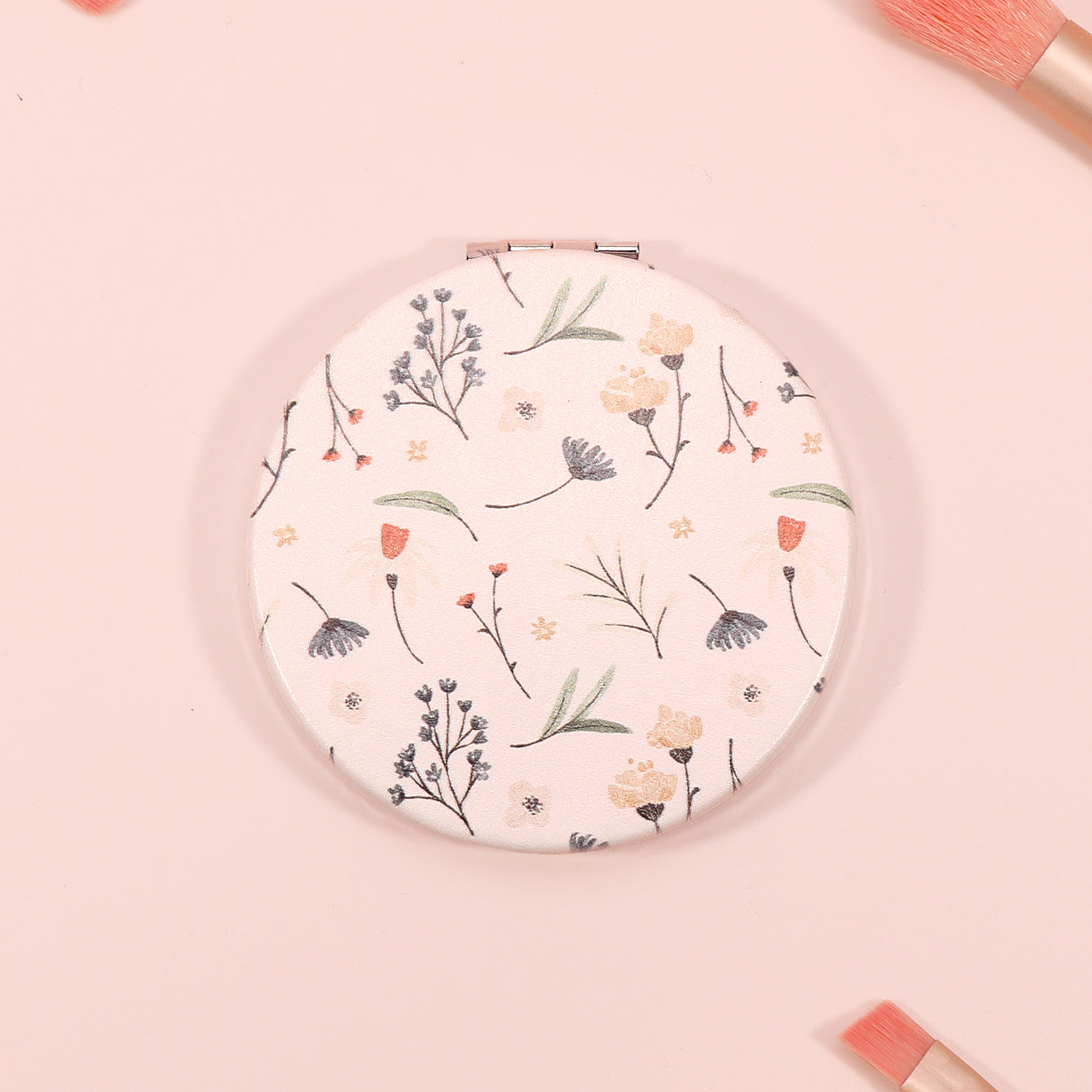 This 70*70mm Round PU Eco-Friendly Leather Makeup Mirror Comes With a Variety of Pattern Options and an Electroplated Silver Metal Frame, Making It a Perfect Gift Choice for Friends.