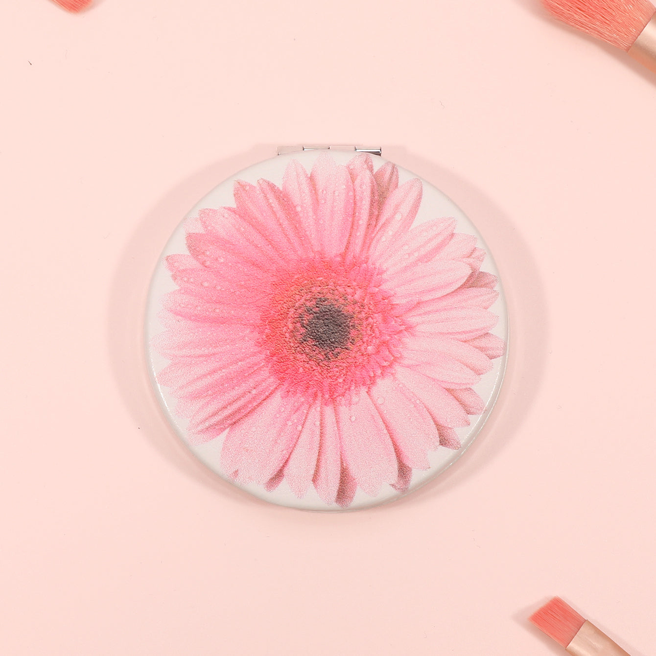 This 70*70mm Round PU Eco-Friendly Leather Makeup Mirror Comes With a Variety of Pattern Options and an Electroplated Silver Metal Frame, Making It a Perfect Gift Choice for Friends.