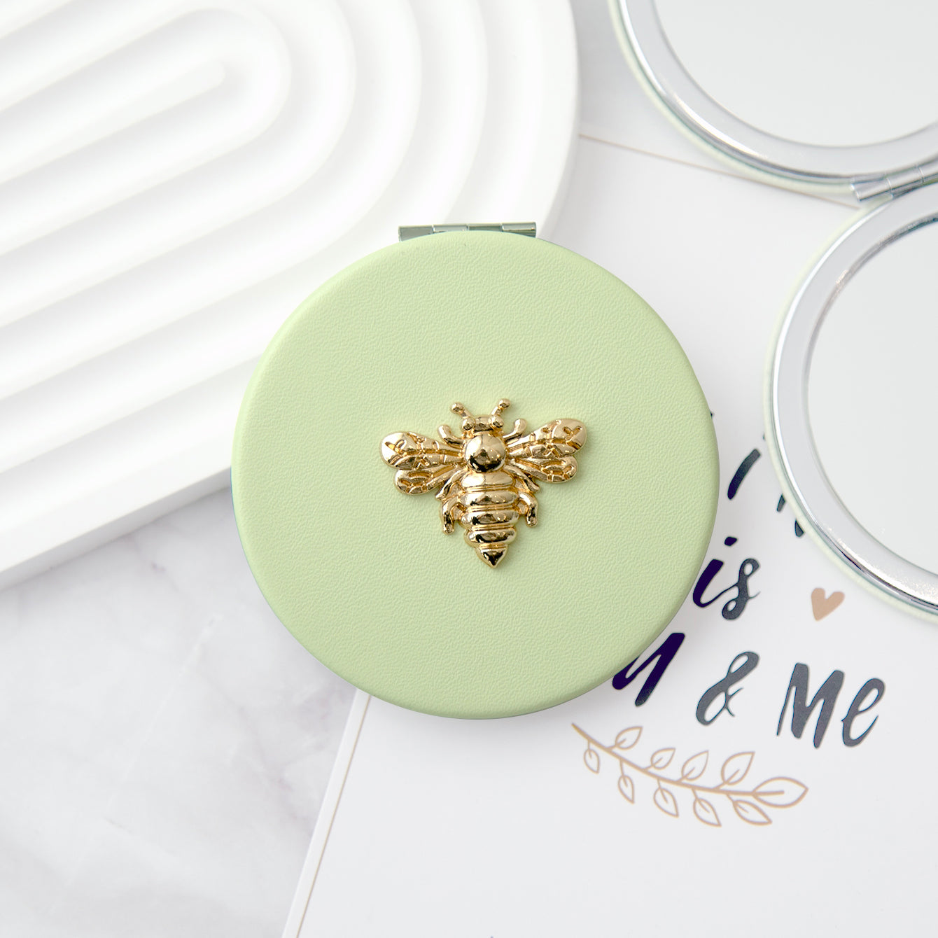 PU Eco-Friendly Leather With Metal Bee Decoration, Plating Silver Frame, And HD Glass Create A Fashionable Round Cosmetic Mirror With A Diameter Of 70mm, Making Your Makeup More Refined And Charming